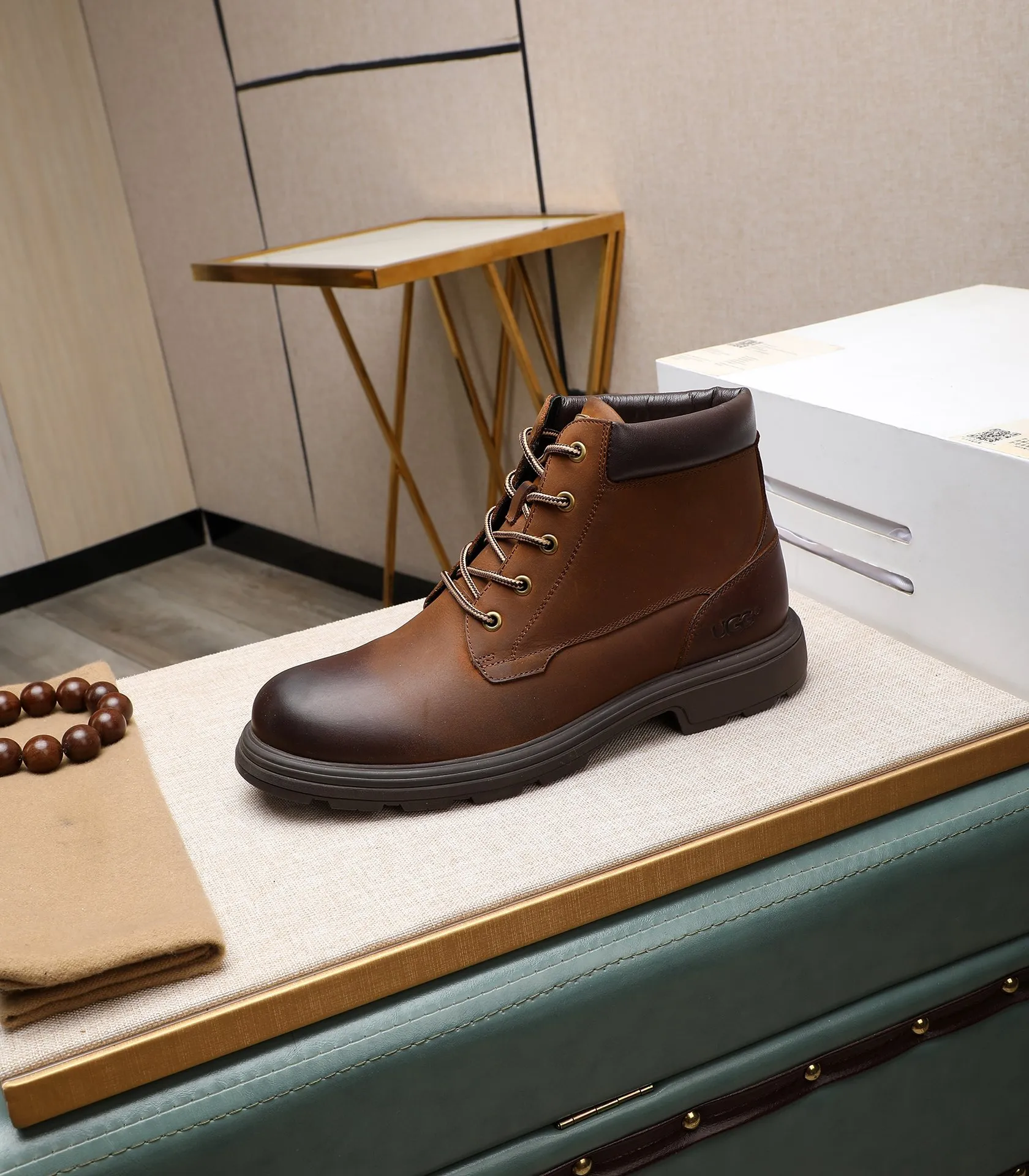 Men's men's shoes💰640 UGG (100% genuine wool lining, 10% off for fake ones) Please pay attention to the quality of the original order and compare the thickness of the wool🏮🏮Hot-selling UGG from Australia's warm luxury brand men's shoes, the official website is synchronized, Beckham men's style..., made of imported top-layer waxed cowhide, waxed toe cap, Australian real wool velvet lining Carefully sewn...Imported rubber Martin boots outsole (comfortable, soft and wear-resistant). I really like the quality..Exquisite workmanship. You can't put it down at first sight. Size 39-44